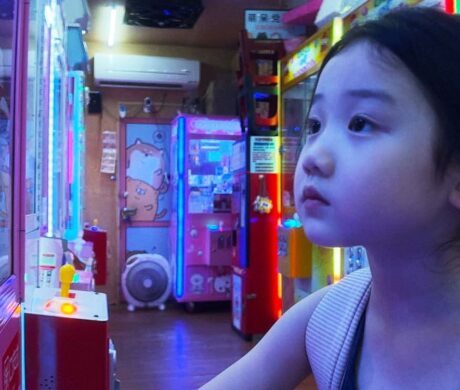 Left-Handed Girl
